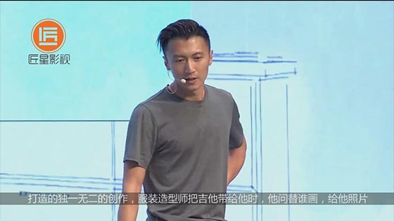 Nicholas Tse wears a leather guitar and is considered funny by the artist.