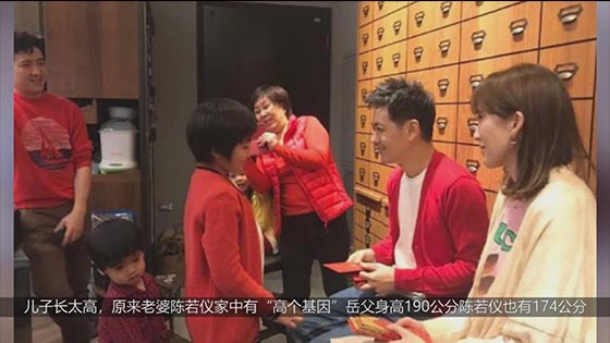 Kimi, 9 years old, has a rare face, and his height is straight on Lin Zhiying's shoulder.