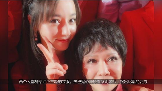 Cai Ming-sun and Reba are intimately taking pictures, and wearing a red dress is sweet and sweet lik