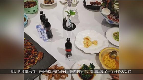 What are the highlights of Jia Nailiang’s New Year’s Eve dinner? The red nails around me are my sist