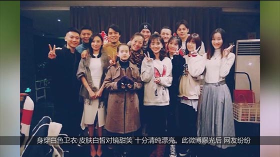 Kan Qingzi attended the classmates' wedding, and took a photo with the friends.