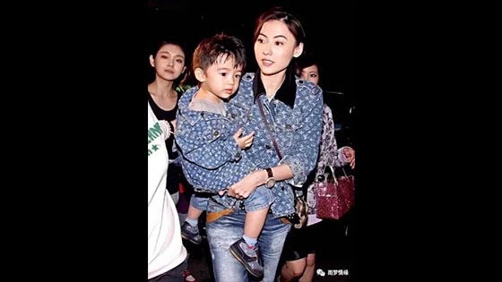 Cecilia Cheungs latest photo of his eldest son is like Nicholas Tse.