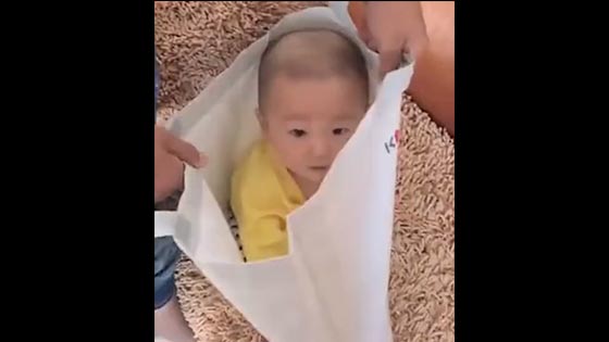 Put it on, don't be cold. Don't let dad bring your child.Funny video, Chinese funny video,