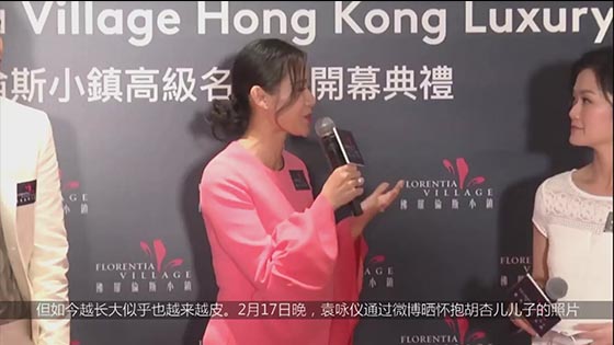 Yuan Yuyi holds a group photo of Hu Xing's children and praises her parents as beautiful men and women.