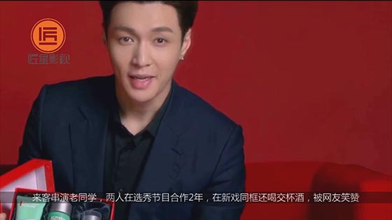 Zhang Yixing hooked Li Ronghao to drink a glass of wine, and the netizen laughed   that "it is the feeling of love."