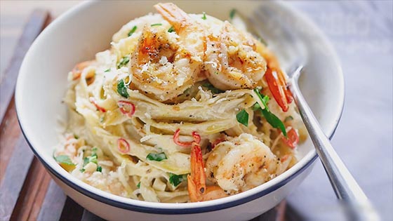 Pasta with Garlic Shrimp: A recipe for fresh pasta with a blend of creamy and fragrant shrimps - Garlic Shrimp Pasta shrimp alfredo.