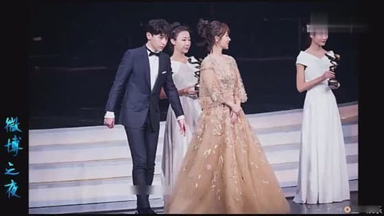 Also on the night of Weibo,Zhang Yishan and Deng Lun treated Yang Zi differently