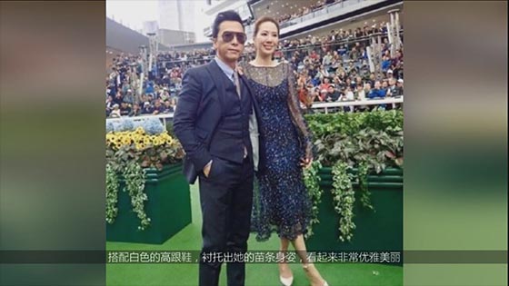 Donnie Yen took his wife to participate in horse racing activities. The 38-year-old supermodel Wang Shishi wore boldness and became the focus of the whole game.