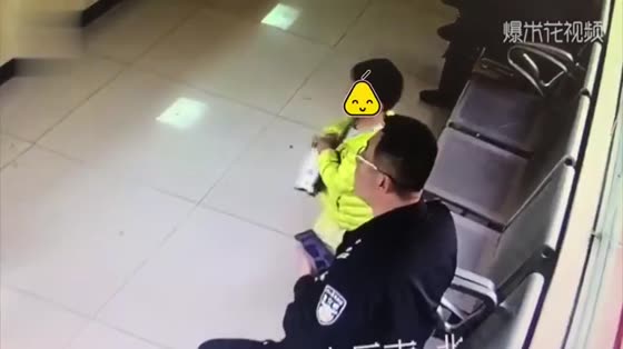 Warm heart! Boys go to the bathroom alone to find their mothers and feed the policemen shrimp sticks! _________