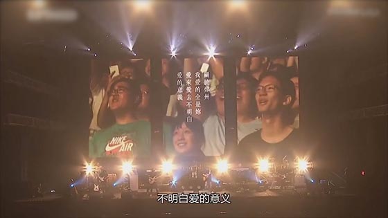 Li Zhi 2015 Beijing concert grand chorus Guan Yu Zheng Zhou De Ji Yi. Maybe each of us has a place that we don't want to mention and a person who loves forever.