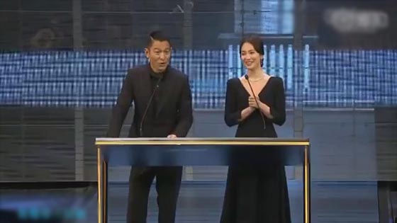 The 38th Hong Kong Awards: Song Hye Kyo holds the award of Andy Lau, and Andy Lau, Liu Qingyun and Gu Tianle will all be the awardees.