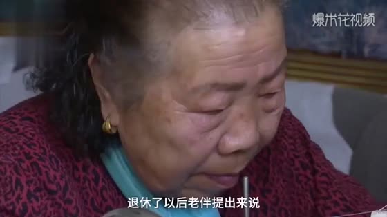 Good heart! Seven years! Grandma Embroidered 2,000 insoles for soldiers!