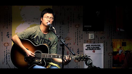 Li Zhi's "Summer of Shanyin Road" live version, when B brother is still very young.