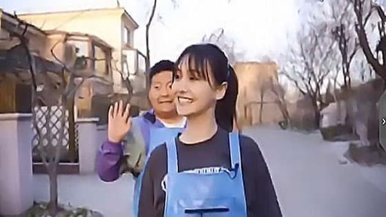Zheng Shuang does public welfare,sells pancakes and fruits,it is the first time see her dance