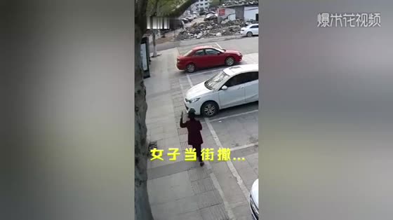 Women throw money as they walk, and they throw 30,000 yuan!