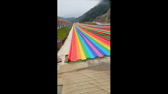 Rainbow slide, beautiful! It is really funny. Rainbow slide, beautiful!