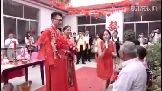 The wise bride changed her voice and called for her mother-in-law and her family. The bride's shouting made all the people present admire her very much.