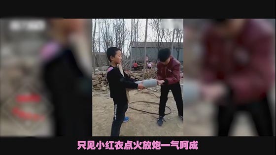 Funny: The rural guys are sitting and setting off firecrackers, and they haven’t left their hands yet! Full screen!