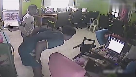 Internet cafes break into a snake, bite the man's butt, man reacts to the moment, ghosts, super funny, inside, crows, planes, tornadoes, destroying parking lots, Internet cafes, snakes