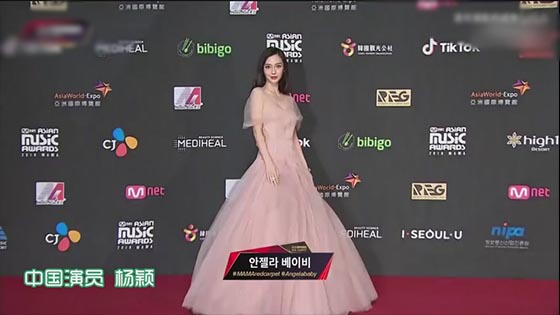 Angelababy served as the MAMA awarding guest, and her beauty attracted the audience to scream, and became the focus!