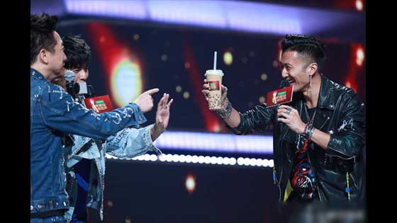 Nicholas Tse gave Jay Chou a cup of milk tea, and teased that he had to wait for next year to drink this cup. He was scared that Jay Chou said: Do not drink or drink! After the recording is over, drink!