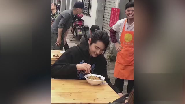 Wu Yifan showed up at Noodle School to make a big bowl of noodles.During the day,all the customers were invited to eat noodles