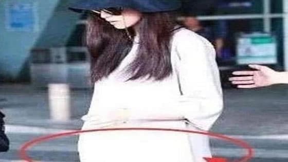 Gao Yuanyuan pregnant belly was exposed and the abdomen bulged obviously.Her husband Zhao Youting carefully helped her