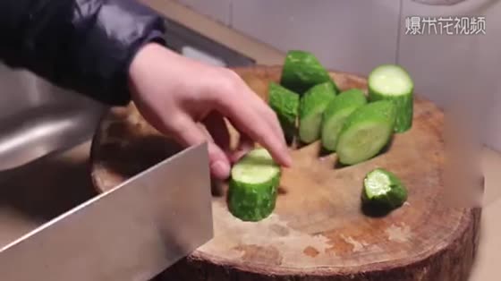 This is how cucumbers are cut in hotels. No wonder they cut cucumbers so beautifully. If you don't learn, you will lose!