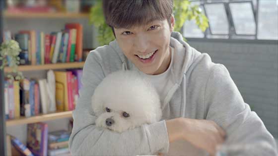 Lee MinHo leaves the army , and the fans are shouting: Lee MinHo xi, I love you!