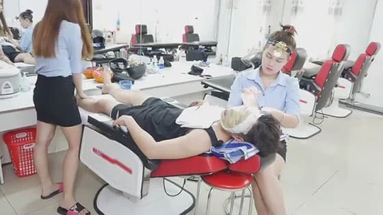 Vietnam ear massage,beauty skilled,young people enjoy it very much