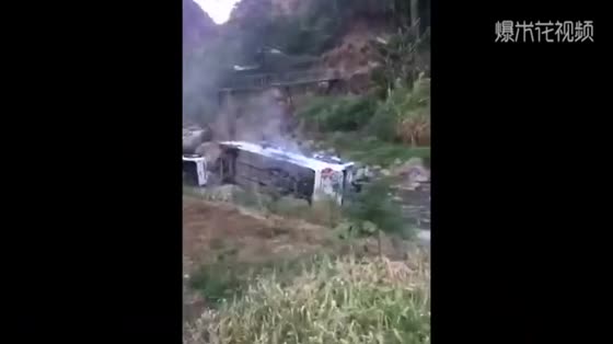 Suddenly, eight people were injured when a tourist bus crashed into the river on the road from Xichang to Lugu Lake.
