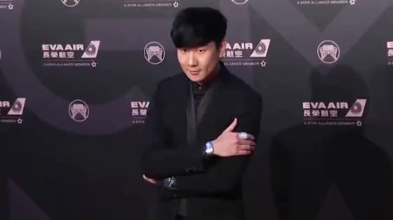 Lin Junjie celebrated 50 million fans sunning videos and netizens joked about his figure.