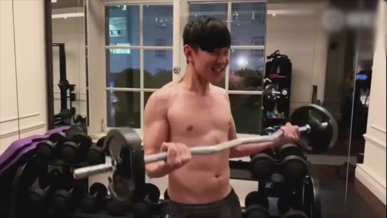 Lin Junjie show abdominal muscles: just to celebrate this thing User: You are really invincible!