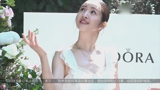 Lin Yichen attended the event and showed a small waist. The reporter’s focus was on the belly.
