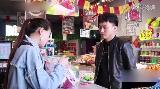 The young man went to the supermarket to buy instant noodles, sang a song to his wife, and got a supermarket for free.