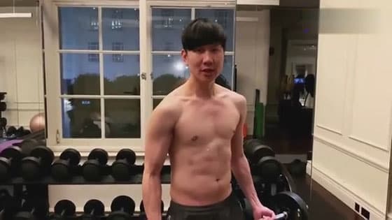 To celebrated 50 million fans,Lin Junjie shows abdominal muscles,the stature is great