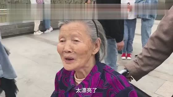 Warm heart!60-year-old wheelchair push 88-year-old mother to Xi'an:want to push her to 100-year-old
