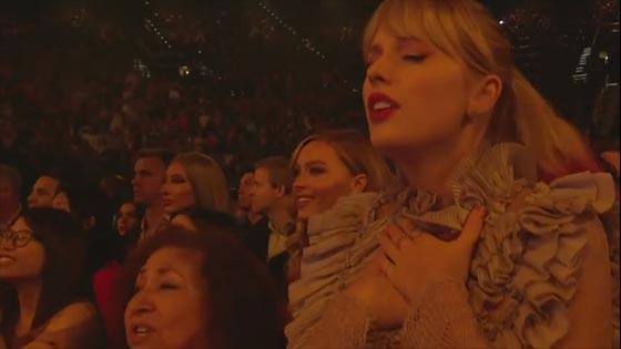 1Taylor Swift, 2019 Bulletin Board Music Awards in the audience, I am dancing and hahahaha~-Taylor Swift best reactions at the 2019 BBMA