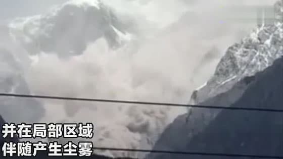 Rock collapse happened in Yulong Snow Mountain,snow rolled down the mountain with rocks,the scene was shocked