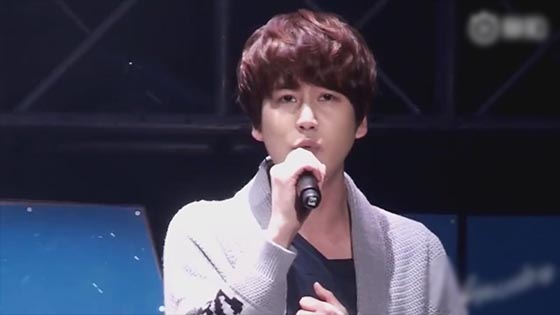 1Cho KyuHyun retired on the afternoon of the 7th, wearing a casual wear disability welfare center, and was guarded by a large number of fans.