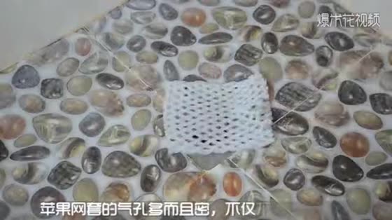 It's a pity to throw away the fruit net cover. It saves a lot of money to put it in the bathroom one year.