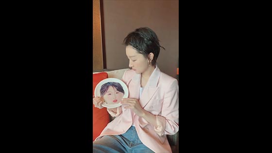 Zhou Dongyu's big face plate, I am very embarrassed, have you received any wonderful gifts