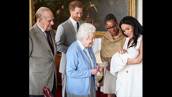 1  the United Kingdom Prince Harry couple hold a newborn to take a family photo, baby named "Archie Harrison Mountbatten-Windsor"