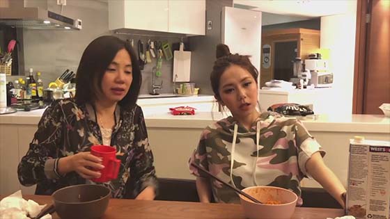 Deng Ziqi sent a long text to thank the mother, the sun-daughter and the daughter-in-law are rich in video sisters, and the mother is young and beautiful.