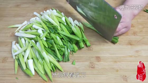 In spring, we should eat more garlic seedlings. Since we learned how to do this, my husband buys garlic seedlings every day and does not change meat.
