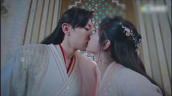 In the TV drama of The Honey Sank Like Frost, such as the TV drama, Deng Lun kissed Yang Zi’s action, did he notice it?