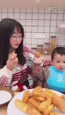 Five yuan to make family version of comfortable fried dough sticks, the baby is really happy to eat