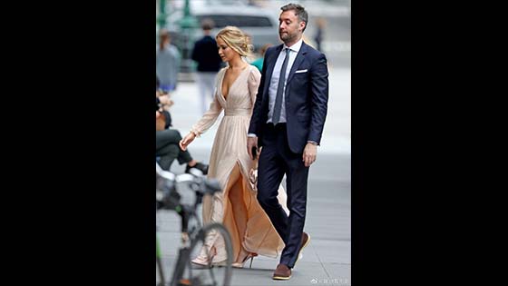 1  Jennifer Lawrence is engaged! Nude color dress is super sexy, with my boyfriend ten fingers tightly sweet