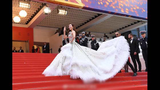Jessica Cannes red carpet zoom in, feather skirt is heavy enough to carry away, netizen: too hard!