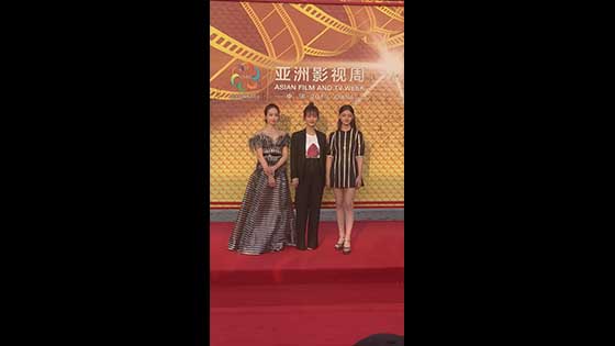 Yang Zi walked the red carpet and took Lin Yun throughout. She was afraid that the other person would fall, but no one noticed her own shoes.